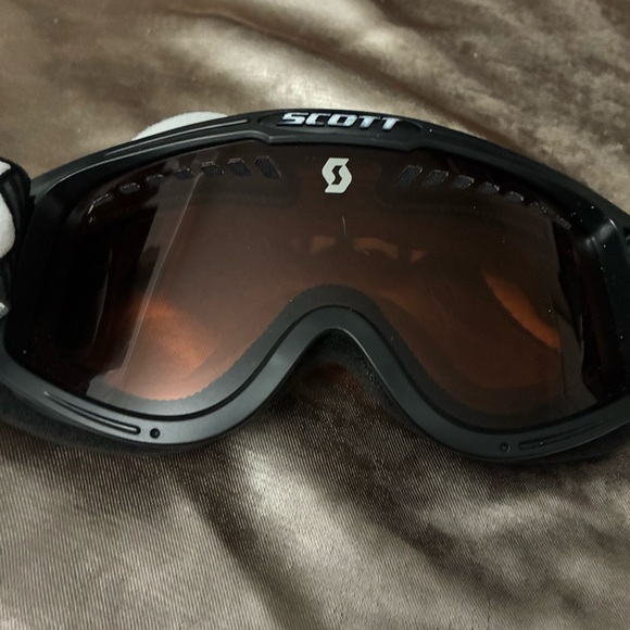 Scott Goggles with Black and White Strap with Carrying Pouch - Picture 4 of 6